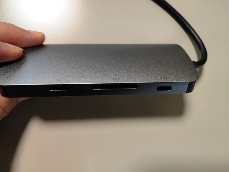 USB Type C ハブ　ドッキングステーション　側面１