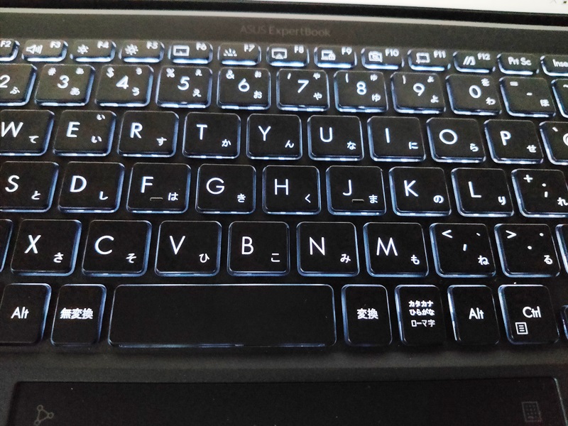 Asus ExpertBook B9 B9450FA　光るキーボード