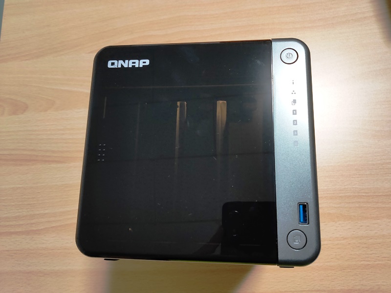 QNAP TS-453D　本体フィルム無し
