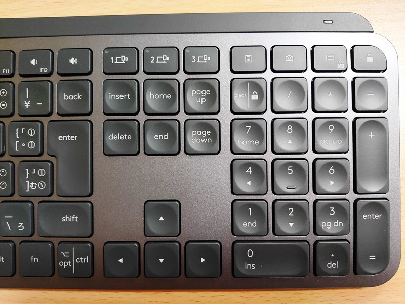 ロジクール アドバンスド ワイヤレスキーボード KX800 MX KEYS 充電式　外観