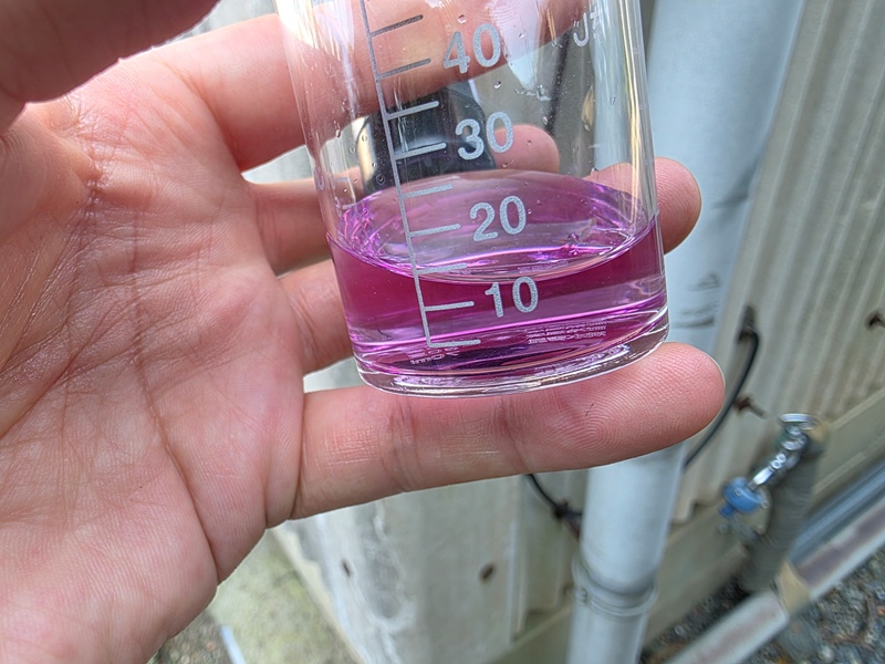 硬度指示薬が赤く反応