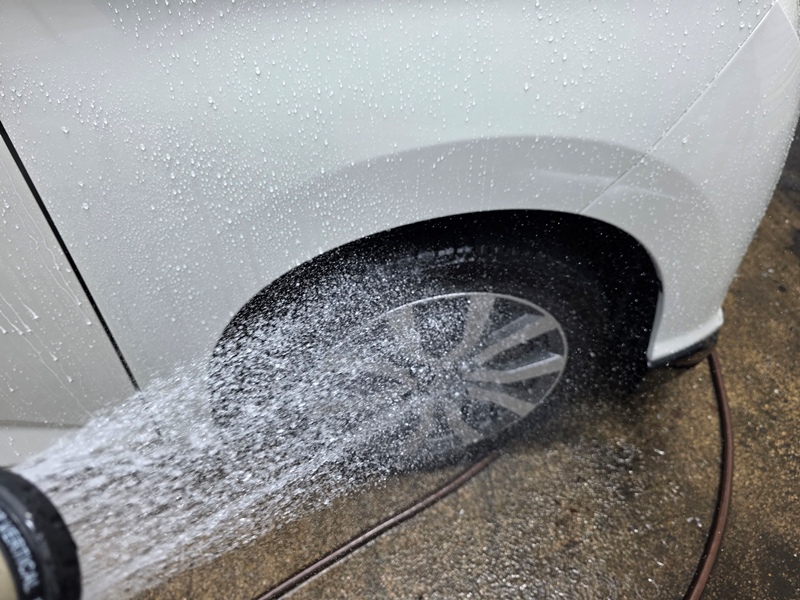 純水をタイヤにかける