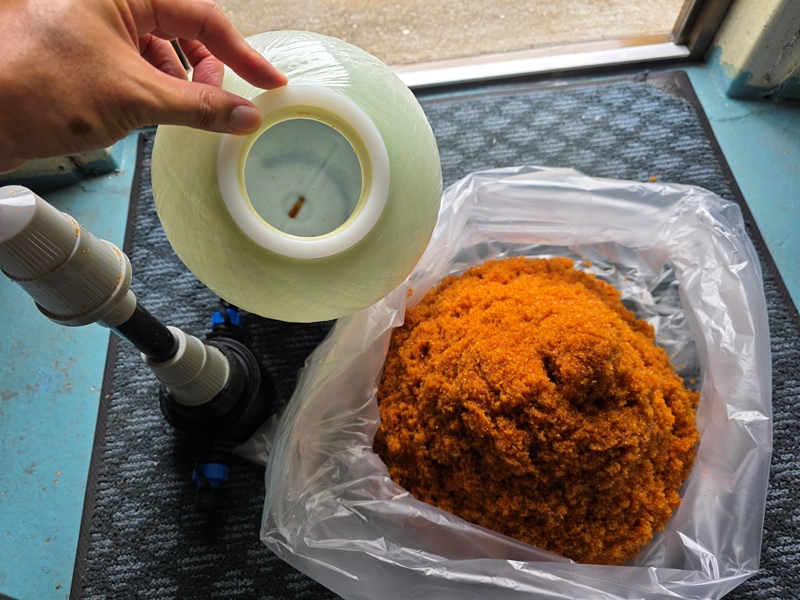 純水器のイオン交換樹脂を取り出す