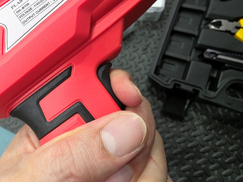 プラスチック溶接機・ホットステープル トリガーを引く