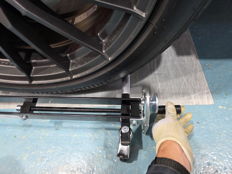 タイヤリフター『クルピタ丸』ハンドルを上げる