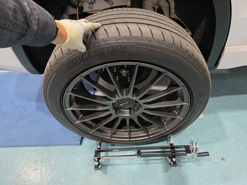 タイヤリフター『クルピタ丸』タイヤを引き抜く