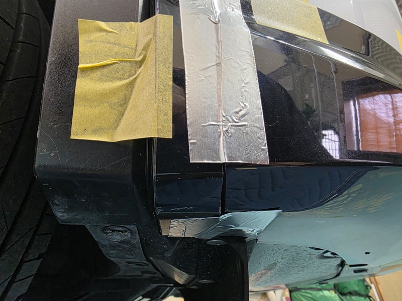 アウトランダーPHEV　フロントアンダーガーニッシュ アルミテープで固定