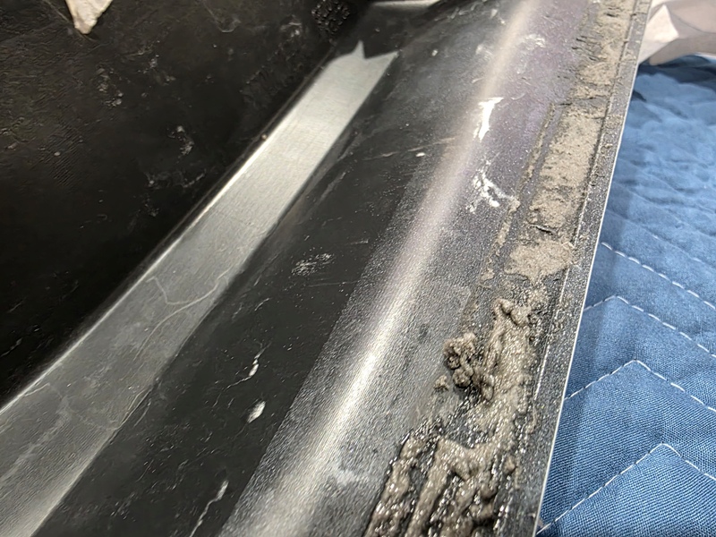 アウトランダーPHEV　フロントアンダーガーニッシュ 両方テープ剥がし