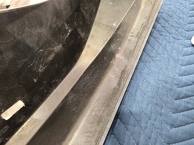 アウトランダーPHEV　フロントアンダーガーニッシュ 両面テープ剥がし