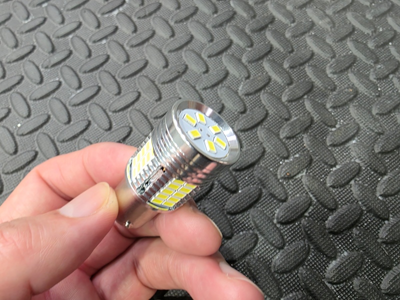 2tトラックLED化　バックランプ