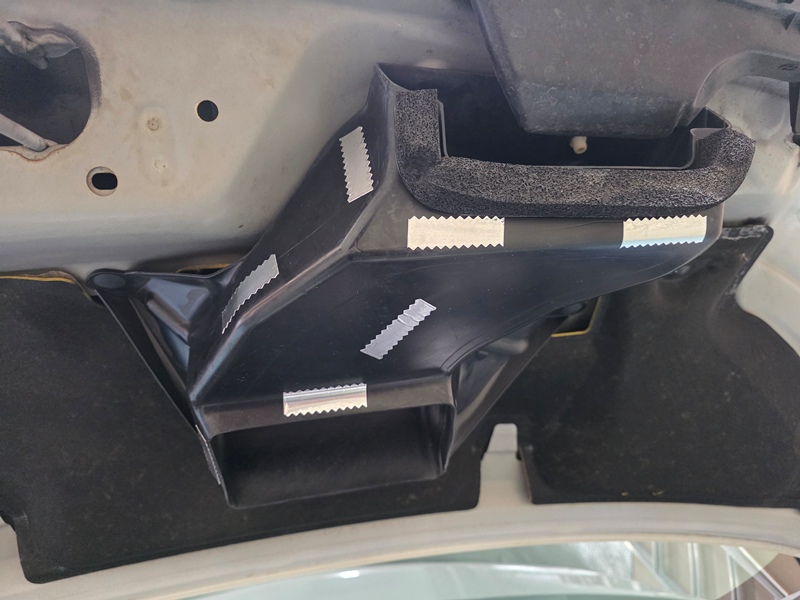 アルミテープ エンジンルーム貼り付け