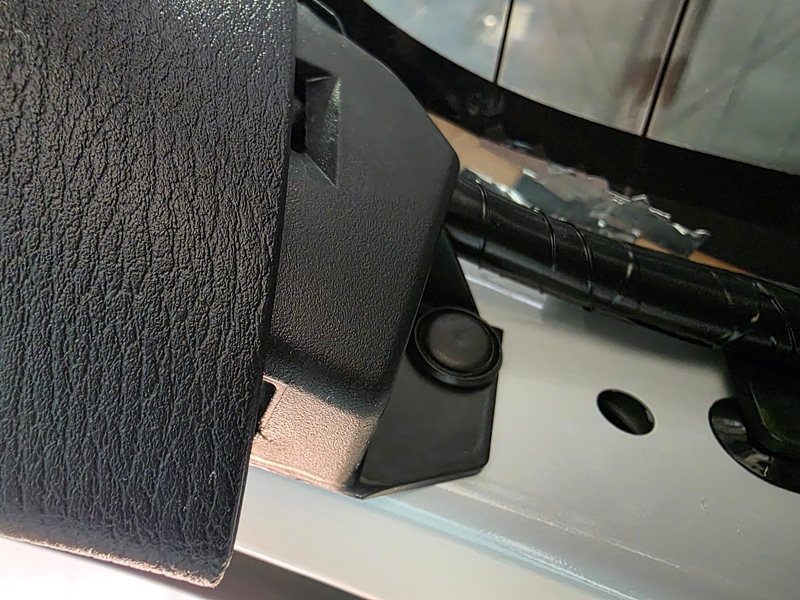 アウトランダーPHEV リアワイパー取り外し：内張り外し